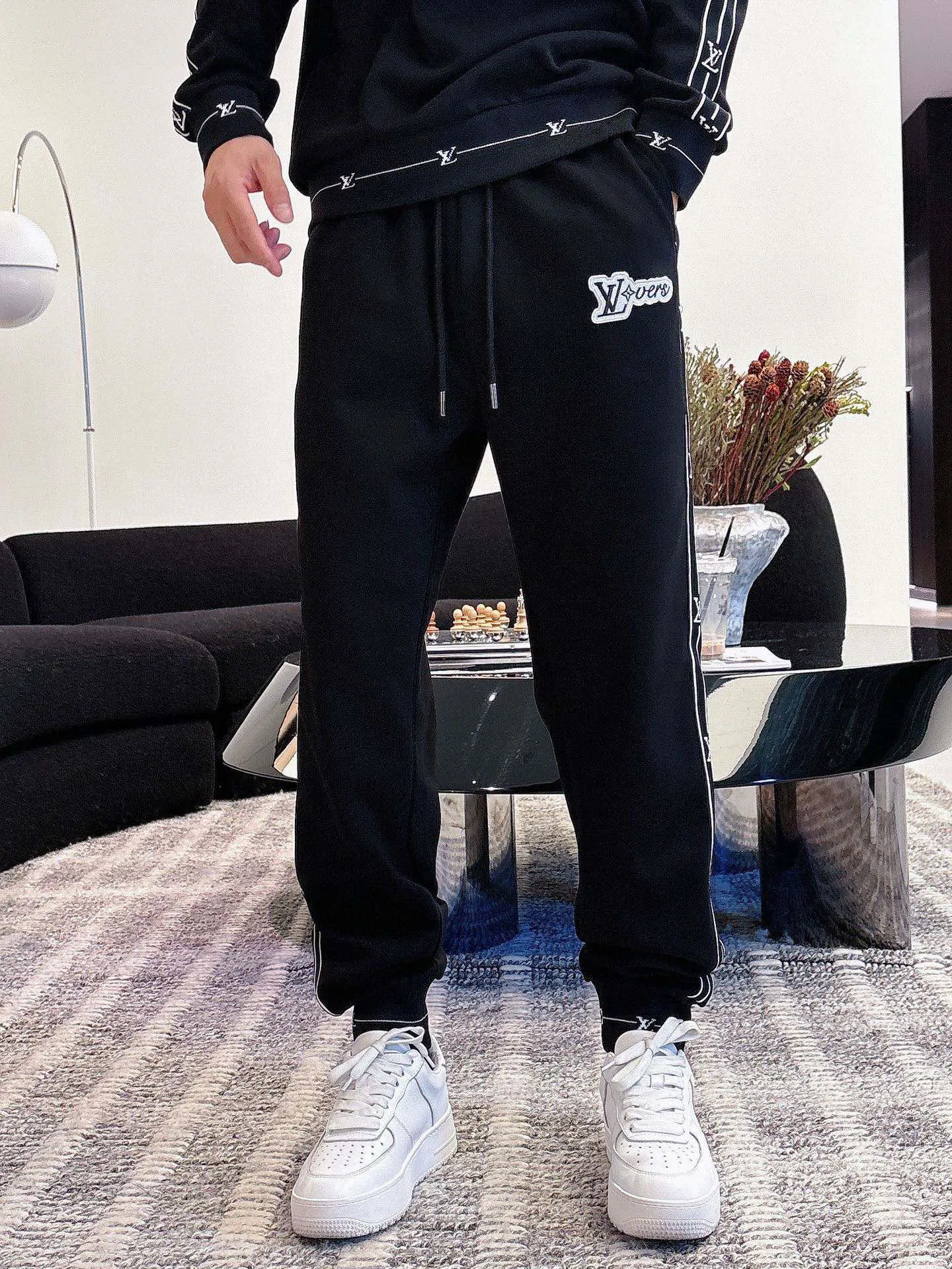 🅿️540 [LV Louis Vuitton] hot-selling suit is coming. Focus on the original version of the official website. 2025 new hot-selling round neck sweatshirt suit. The original order is the best 🇭🇰. It is the meticulous work of top designers for a fitting and perfect upper body effect. All-natural high-quality Tencel Roman cotton 100%, close-fitting comfort, noble and elegant! Original hardware embodies elegance and nobility! Counter size: M-3XL (maximum wear up to 190 pounds)